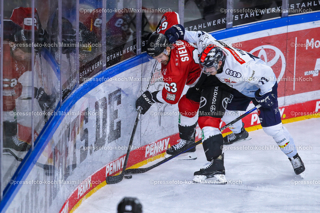 KoeDEL13032401028 | 13.03.2024, Köln, Eishockey, Penny DEL, Pre-Playoffs Spieltag 2, Lanxess-Arena, Kölner Haie - ERC Ingolstadt: Patrick Sieloff (Kölner Haie) kämpft gegen Patrik Virta (ERC Ingolstadt) an der Bande um den Puck