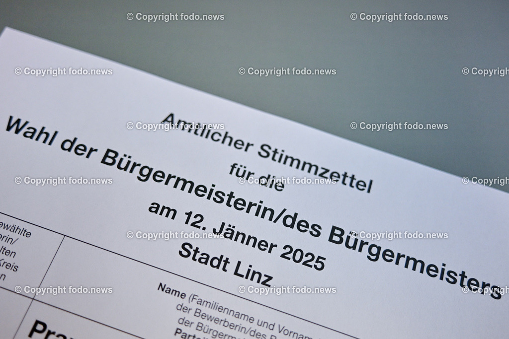 Linz_ Wahlkarte Buergermeisterwahl_ 21.12.2024-3 | 21.12.2024, Linz, AUT, Wahlkarte, im Bild Themenbild, Briefwahl, Buergermeisterwahl Linz 2025, Buergermeisterkanditat, Oberoesterreich, Politik, Post, Postzustellung, Stimmabgabe, Briefwahl, Wahlbeteiligung, Wahlkarte, Wahlrecht, Wahlumschlag, Wahlunterlagen, Wahlzettel, Amtlicher Stimmzettel