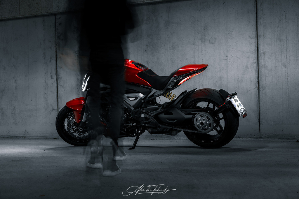 Ducati xDivael V4 | Entdecken Sie die faszinierende Welt von Alexander Tschuncky Arts: Kreative Fotografie, atemberaubende Automobilkunst und hochwertiger Bilderdruck. Lassen Sie sich inspirieren! - Realisiert mit Pictrs.com