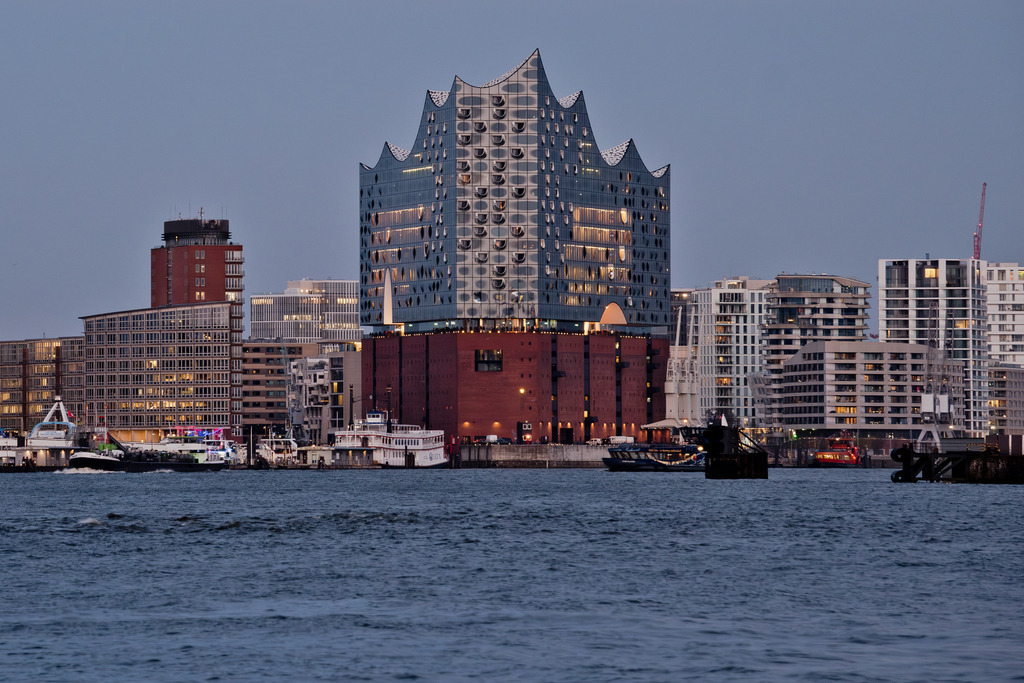 HH Elbphilharmonie_1 | Entdecken Sie hochwertige Fotoprodukte für Ihr Zuhause, Büro oder als besonderes Geschenk.rpixel.de bietet Ihnen exklusive Fotografien aus den Bereichen Natur, Landschaft und Motiven vom Meer.Einfach direkt im Online-Shop bestellen. - Realisiert mit Pictrs.com