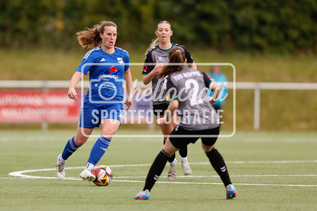 Fußball I Frauen I Saison 2025-2026 I Oberliga Niedersachsen I 16. Spieltag I BW Hollage - TuS Büppel I 15.03.2026-58 | Franziska Gieseke (22, BW Hollage) läuft mit dem Ball auf Luisa Kämmer (2, TuS Büppel) zu. - Realisiert mit Pictrs.com