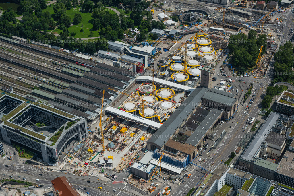 4046423 | STUTTGART 19.07.2021 Bauarbeiten zum Verkehrs- und Städtebauprojekt " Stuttgart 21 " in Stuttgart im Bundesland Baden-Württemberg. Weiterführende Informationen bei: DB Netz AG,  Deutsche Bahn AG,  Ed. Züblin AG,  GODEL-BETON GmbH,  HTG Ingenieurbüro für Bauwesen GmbH,  SÜLZLE Stahlpartner GmbH,  Vössing Ingenieurgesellschaft mbH,  ingenhoven architects. // Building of the main station of the railway and construction site for the development project "Stuttgart 21" in Stuttgart in the state of Baden-Wurttemberg. Further information at: DB Netz AG,  Deutsche Bahn AG,  Ed. Zueblin AG,  GODEL-BETON GmbH,  HTG Ingenieurbuero fuer Bauwesen GmbH,  SUeLZLE Stahlpartner GmbH,  Voessing Ingenieurgesellschaft mbH,  ingenhoven architects. Foto: Gerhard Launer