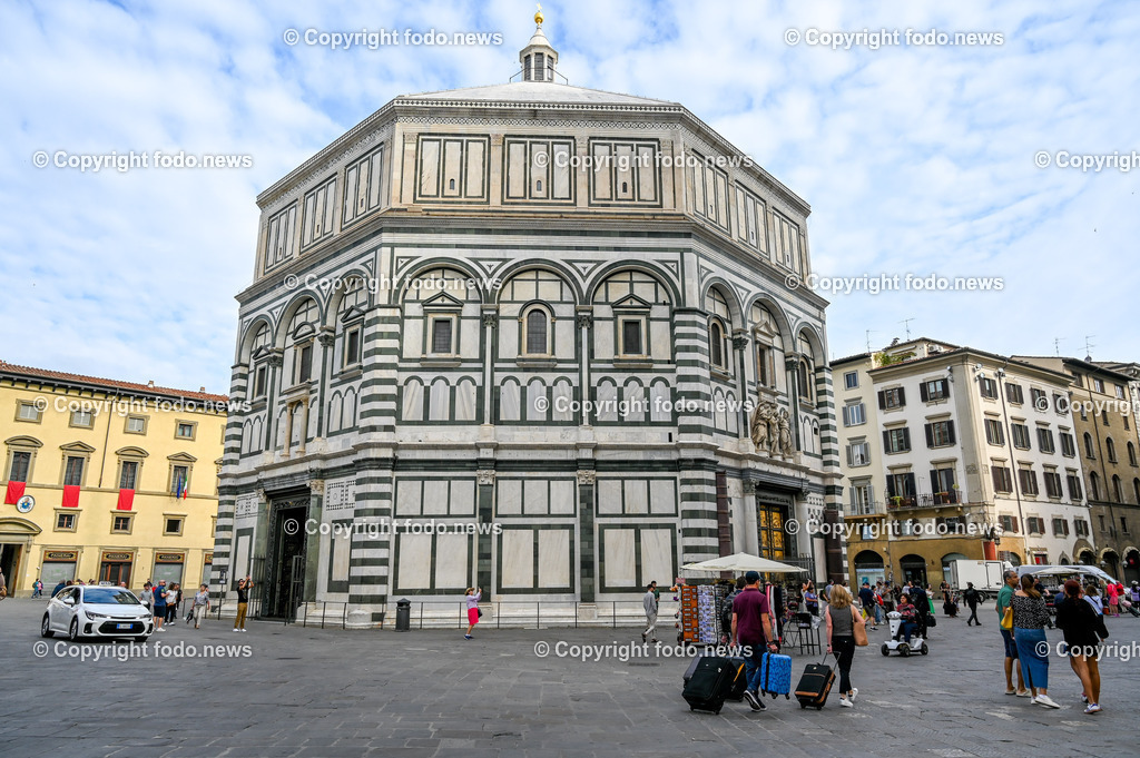 Italien_ Toscana_ Florenz_ 30.05.2024-239 | 30.05.2024, Italien, ITA, Toskana, Florenz im Bild Stadtansichten, Gebäude, Architektur, Touristen, Historisch, Souvenir, Altstadt, Museum, Statuen, Skulpturen, Piazza della Signoria, Statue David, Palazzo Vecchio, Neptunbrunnen, Piazza della Repubblica, Ponte Vecchio, Brücke, Uffizien, Kathedrale Santa Maria del Fiore, Arno, Fluß


Florenz, Firenze, ist eine italienische Großstadt. Nach Einwohnern ist sie die achtgrößte Stadt Italiens. Florenz ist die Hauptstadt sowie größte Stadt der Region Toskana und der Metropolitanstadt Florenz, in der etwa eine Million Menschen leben. Florenz ist für seine Geschichte berühmt. Leonardo da Vinci verbrachte große Teile seiner Jugend in Florenz, Michelangelo fand Unterschlupf in der Kirche der Medici, Galileo Galilei wohnte als Hofmathematiker in den Palästen der Medici. Von 1865 bis 1871 war die Stadt die Hauptstadt des neu gegründeten Königreichs Italien. Das historische Zentrum von Florenz zieht Jahr für Jahr Millionen von Touristen an. Die historische Innenstadt wurde von der UNESCO im Jahre 1982 zum Weltkulturerbe erklärt. 
Quelle: Wikipedia
