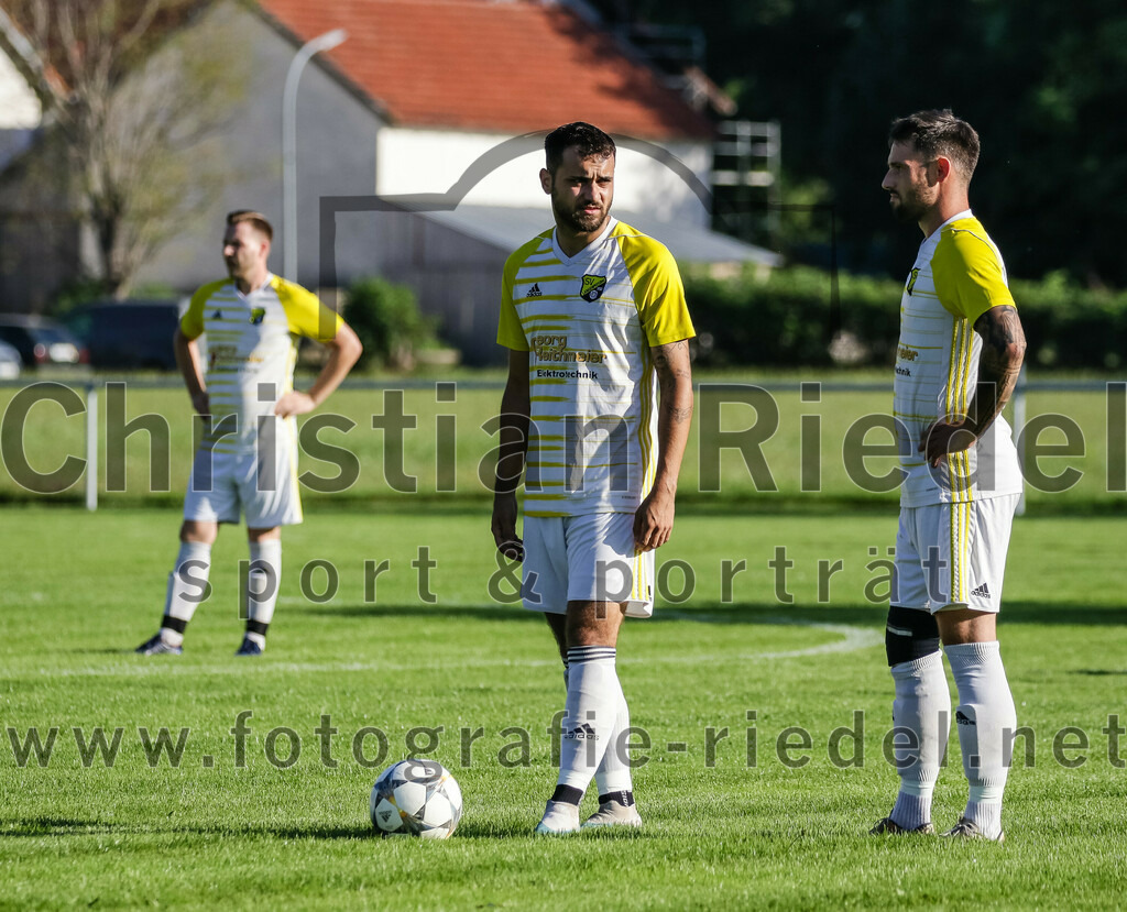 2023-08-18_011_SpVgg_Eichenkofen_gegen_FC_Langenpreising | Erding, Deutschland, 18.08.2023:
Fußball, A-Klasse 2023 / 2024, 3. Spieltag, SpVgg Eichenkofen gegen FC Langenpreising, Endergebnis: 0:2

Patrick Listl (SpVgg Langenpreising, #9), Christian Huber (SpVgg Langenpreising, #10)

Foto: Christian Riedel / fotografie-riedel.net