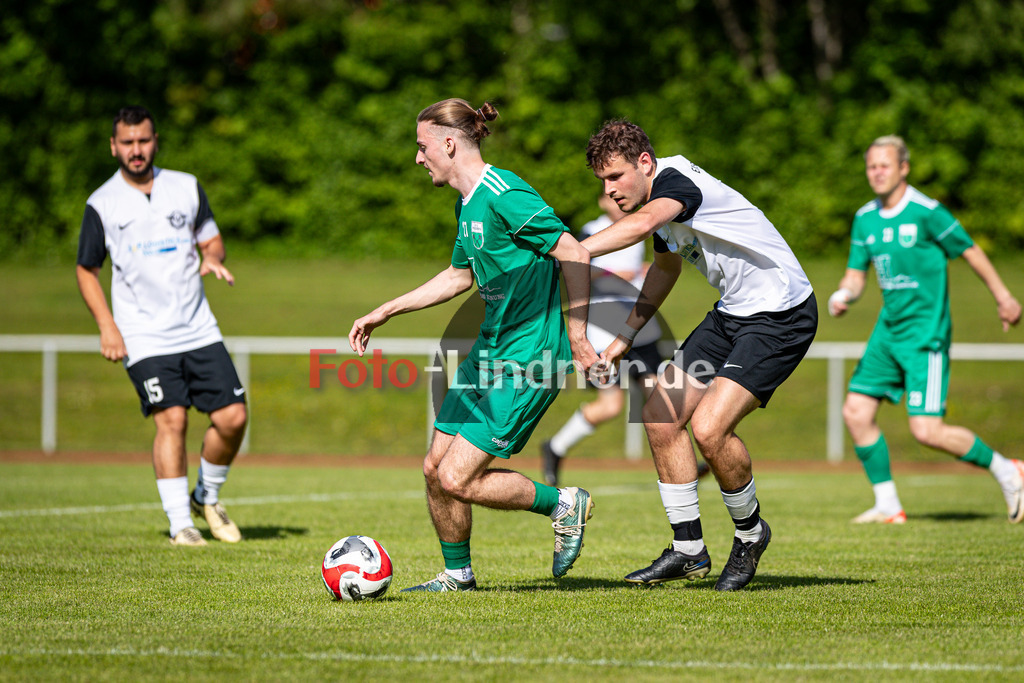 1.FC Penzberg U23 2 gegen ESV Penzberg II | Fußball Herren A-Klasse Gruppe 6 Zugspitze 2025/26, 1.FC Penzberg U23 2 gegen ESV Penzberg II, 20250510,Zweikampf,2025-05-10 in Penzberg (Stadion an der Karl-Wald-Straße), Liridon GJOCAJ (1. FC Penzberg U23 2 Goalie 27), Benedikt BOCKSBERGER (ESV Penzberg 2 3)Copyright: WolfgangxLindner www.foto-lindner.de