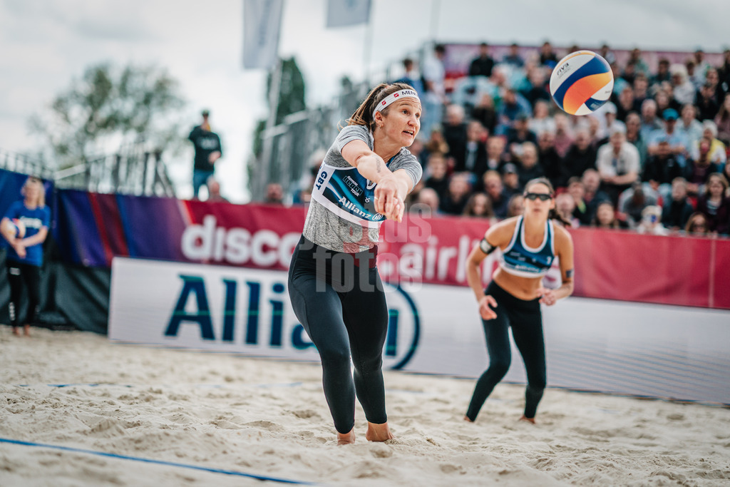 Beachvolleyball | Frauen | German Beach Tour 2024 | Tourstop Bremen | 09.06.2024 | Isabel Schneider nimmt den Ball an