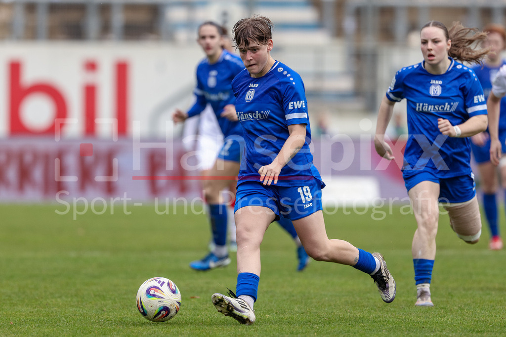Fussball, 2. Frauen-Bundesliga, SV Meppen - VfB Stuttgart | Lea Mauly (SV Meppen, 19) am Ball, Einzelbild, Ganzkörper, Aktion, Action, Spielszene, DIE DFB-RICHTLINIEN UNTERSAGEN JEGLICHE NUTZUNG VON FOTOS ALS SEQUENZBILDER UND/ODER VIDEOÄHNLICHE FOTOSTRECKEN. DFB REGULATIONS PROHIBIT ANY USE OF PHOTOGRAPHS AS IMAGE SEQUENCES AND/OR QUASI-VIDEO.