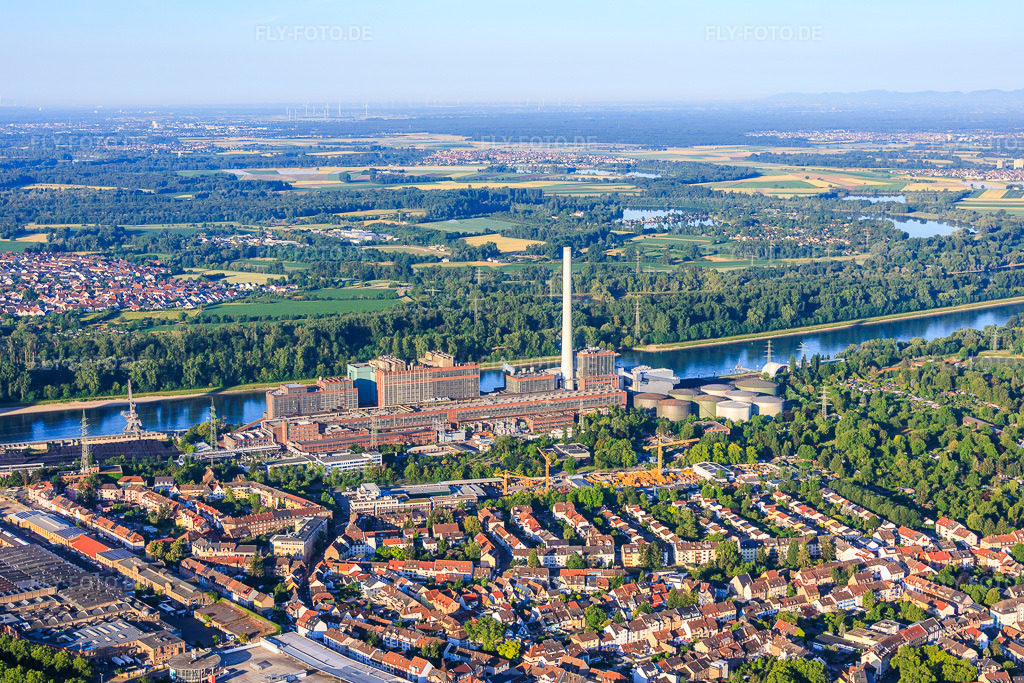 Luftbild: Stadtteilansicht aus Norden bis zum GKM am Rhein aus Norden im Ortsteil Neckarau in Mannheim im Bundesland Baden-Württemberg in Deutschland. – Foto: IMG_157170.jpg vom 18.06.2026 durch Werner Riehm/FLY-FOTO.de – Auflösung des Originals: 5697 x 3798 px