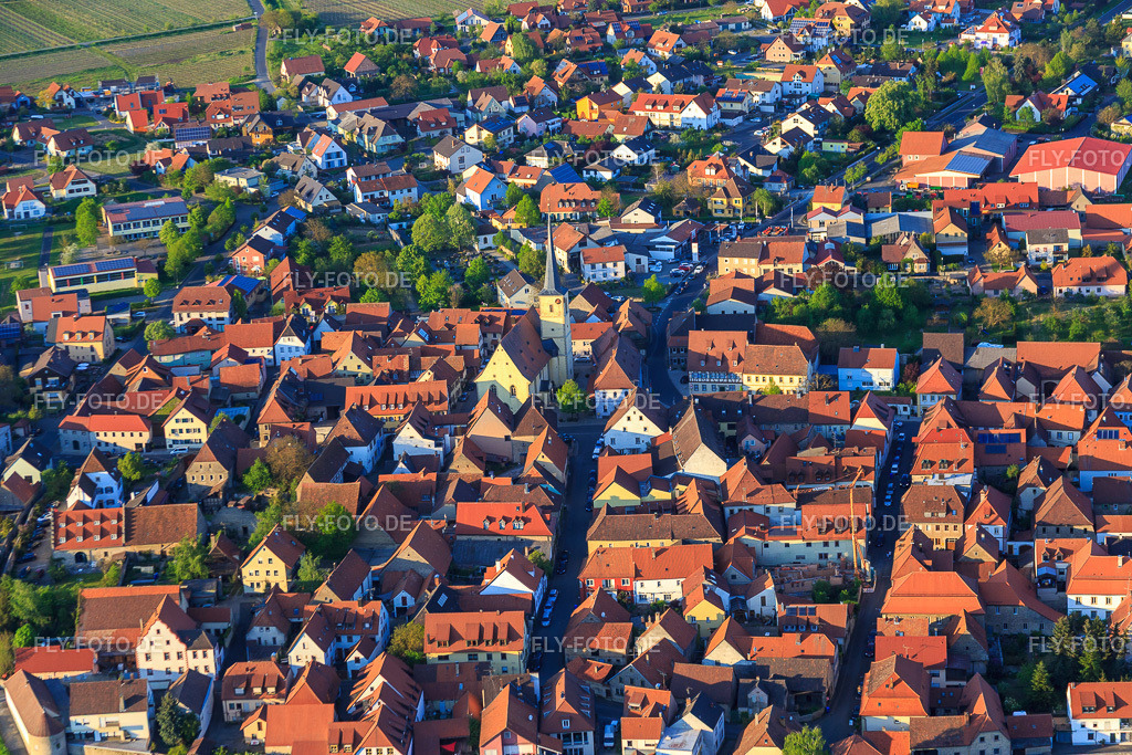 Kirchpl. mit St. Eucharius | Luftbild: Kirchpl. mit St. Eucharius in Sommerach im Bundesland Bayern in Deutschland. Foto: IMG_088030.jpg vom 06.05.2016 durch Werner Riehm/FLY-FOTO.de - Realisiert mit Pictrs.com