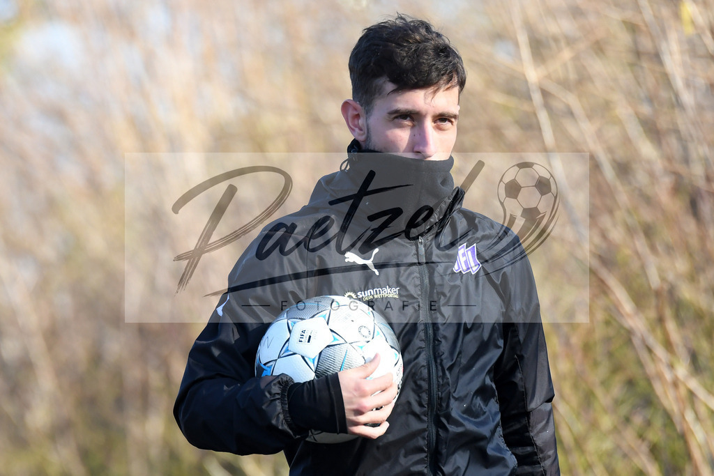 20200207_TRAOSN_0107 | Fußball, Herren: Manuel Farrona Pulido (VfL Osnabrueck) schaut waehrend der Trainingseinheit des VfL Osnabrueck im Sportpark Illoshoehe am 07.02.2020 in Osnabrueck, Deutschland. - Realisiert mit Pictrs.com
