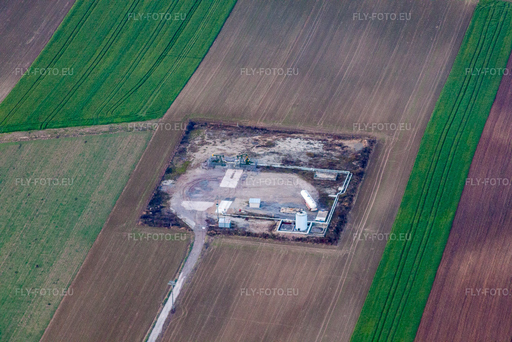 Vue aérienne: Scheibenhardt, production pétrolière à Scheibenhard dans le département Bas Rhin, France. Photo: IMG_22976.jpg prise le 21/11/2009 par Werner Riehm/FLY-FOTO.euRésolution de l'original: 4752 x 3168 px