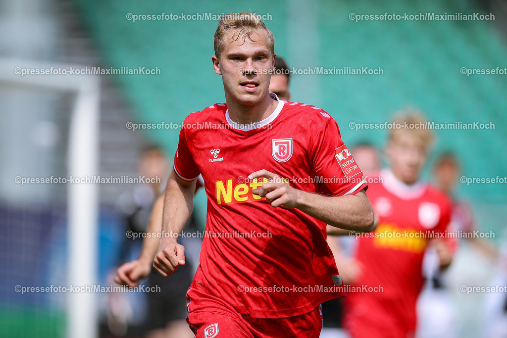 Koe3Liga11052402101 | 11.05.2024, Köln, Fußball, bwin 3. Liga Herren, Sportpark Höhenberg, 37. Spieltag, Saison 2023 2024, FC Viktoria Köln – Jahn Regensburg: Louis Breunig (Jahn Regensburg). 
DFB regulations prohibit any use of photographs as image sequences and or quasi-video.