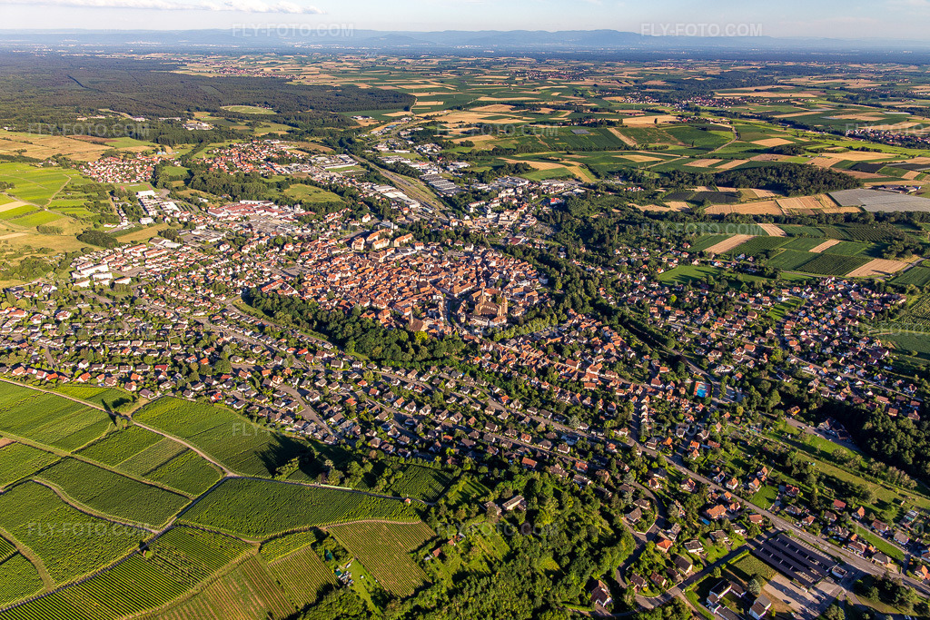 Aerial view: View of the town from the northwest in Wissembourg in the state Bas-Rhin, France. – Photo: IMG_142322.jpg taken on 07/08/2024 by Werner Riehm/FLY-FOTO.com – Resolution of the original: 5318 x 3546 px