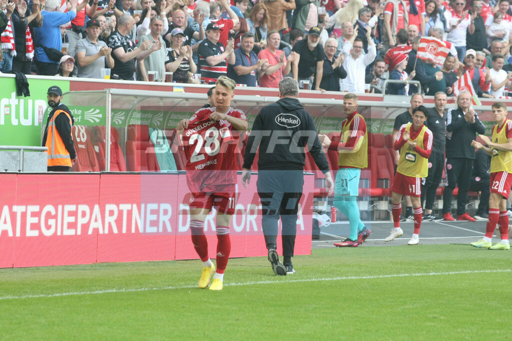 Fortuna Düsseldorf - Hannover 96 | Felix Klaus mit dem Trikot von Rouwen Hennings - © Sportfoto-Sale (MK) - Realisiert mit Pictrs.com