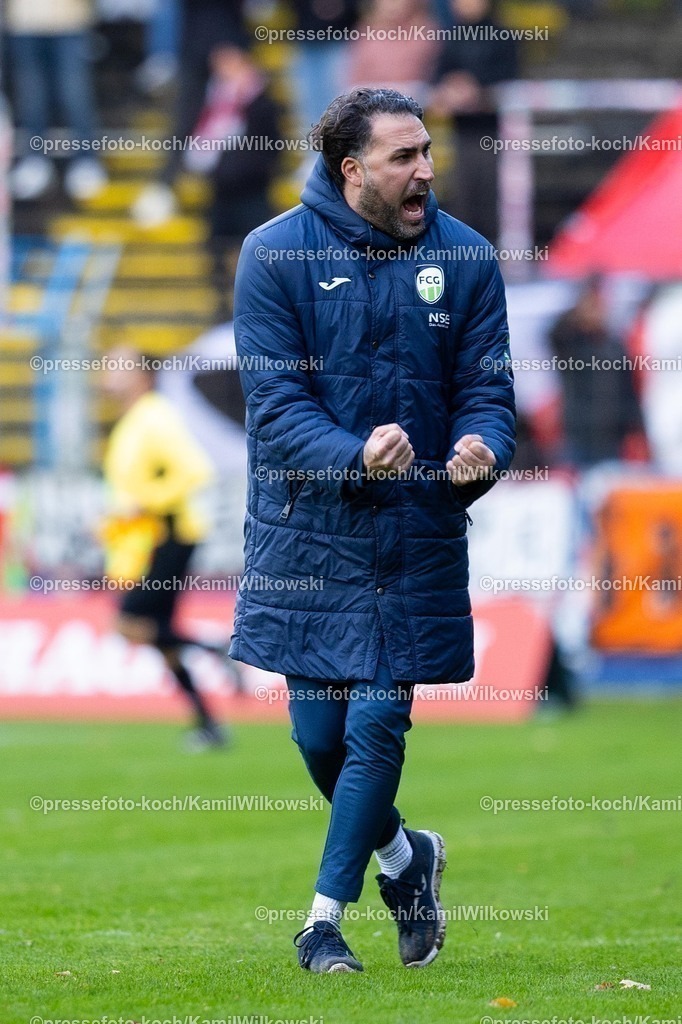 xKWIx26102501057 | 26.10.2025, xkwix, Fußball, Regionalliga West, FC Gütersloh - Sportfreunde Siegen, Ohlendorf Stadion im Heidewald: Julian Hesse (Trainer FC Gütersloh) beim Jubel nach dem 3:2 Sieg für Gütersloh