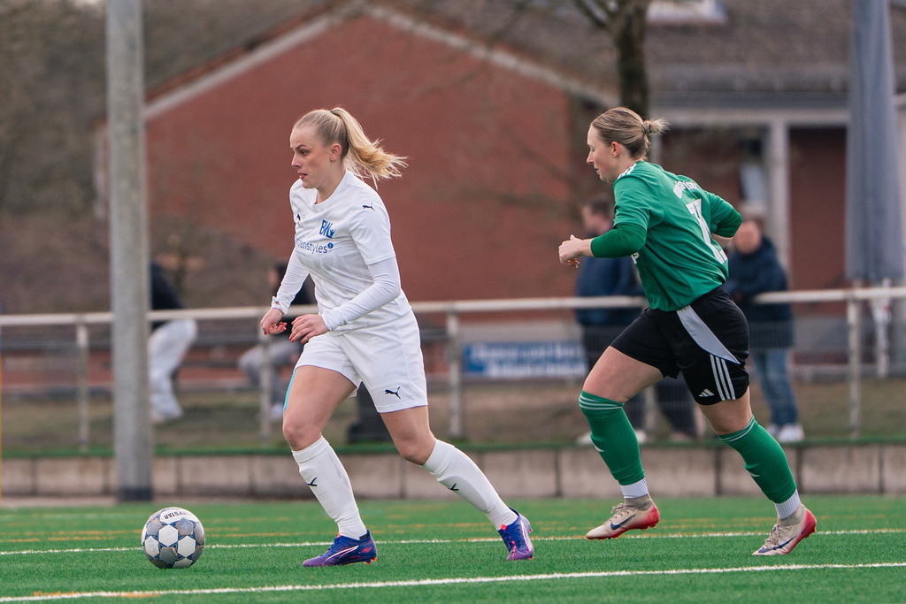 Fußball I Frauen I Saison 2025-2026 I Landesliga Weser-Ems I 13. Spieltag I BW Lohne - SV Olympia Uelsen I 9077 | jns.sportfotos - Realisiert mit Pictrs.com