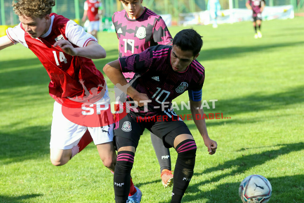 AUSTRIA U15 - MEXICO U15 | MARCEL STÖHR (Austria #14) Hugo Figueroa (Mexico #10) FLORIAN SUSCHITZ (Austria #19) ; AUSTRIA U15 - MEXICO U15 am 29.04.2022 in Arnoldstein
(Sportplatz), AUSTRIA, (Photo by Ernst Krawagner sport-fan.at) - Realisiert mit Pictrs.com