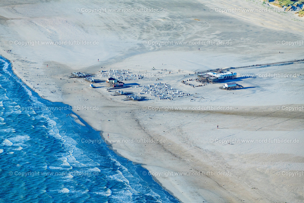 St. Peter-Ording_ELS_3580060822 | SANKT PETER-ORDING 06.08.2022 Sandstrand- Landschaft an der Seebrücke und Strand- Restaurant im Ortsteil Sankt Peter-Bad in Sankt Peter-Ording im Bundesland Schleswig-Holstein, Deutschland. Die Seebrücke verläuft über den Dünenrand direkt zum Strand- Restaurant " Arche Noah " und weiter zum Meer. // Sandy beach landscape at the pier and beach restaurant in the district of Sankt Peter-Bad in Sankt Peter-Ording in the state Schleswig-Holstein, Germany. Foto: Martin Elsen