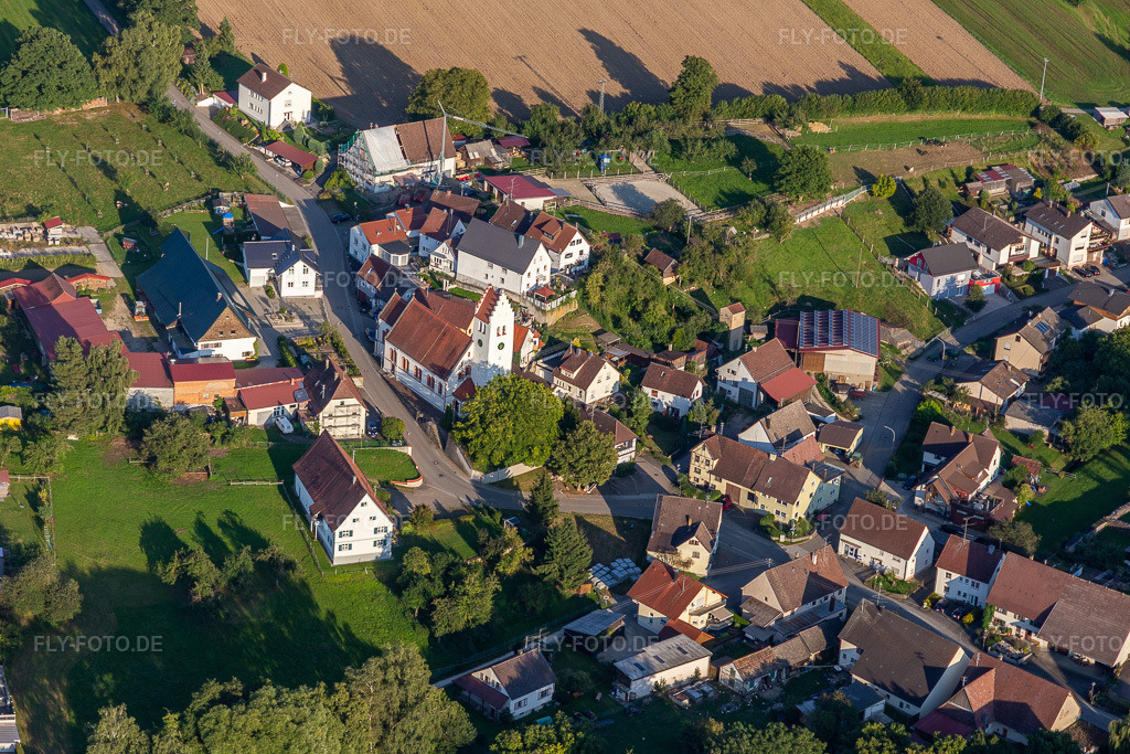 Luftbild: Kirche St. Peter und Paul im Ortsteil Heudorf in Scheer im Bundesland Baden-Württemberg in Deutschland.Foto: IMG_129201.jpg vom 04.09.2021 durch Werner Riehm/FLY-FOTO.deAuflösung des Originals: 5472 x 3648 px