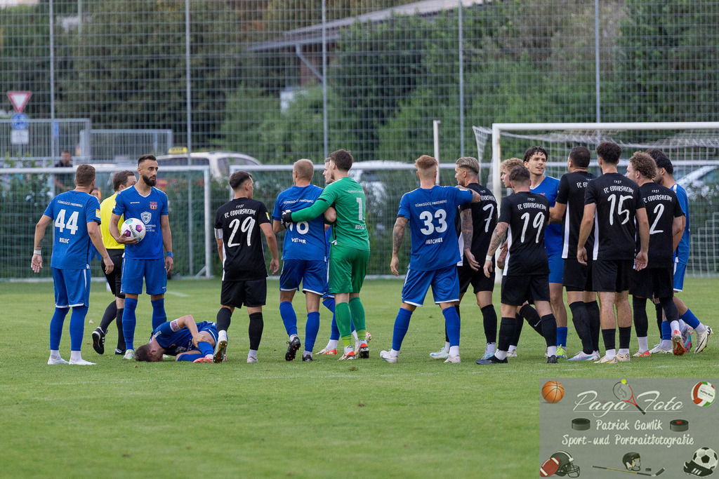 Hessenliga: Türk Gücü Friedberg - FC Eddersheim, 09.08.2024 | Felix Koob (Türk Gücü Friedberg #1), bringt Maik Vetter (Türk Gücü Friedberg #18) weg, Jonas Kummer (FC Eddersheim #29) & Noah Michel (Türk Gücü Friedberg #33) & Dominik Wüst (FC Eddersheim #7) & Marco Speck (FC Eddersheim #19) & Ivan Dujmovic (FC Eddersheim #15), Türk Gücü Friedberg - FC Eddersheim, Friedberg, Städtischer Sportplatz, 9.8.2024 - Realisiert mit Pictrs.com
