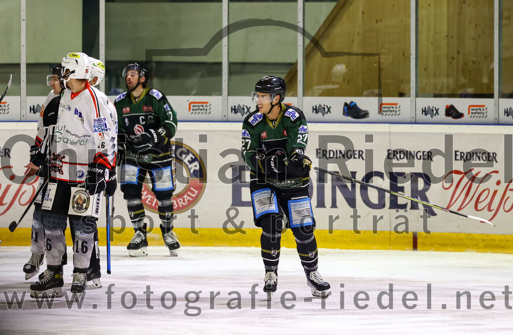 2022-11-04_034_Eishockey_TSV_Erding_gegen_TSV_Peissenberg | Erding, Deutschland, 04.11.2022:
Eishockey, Bayernliga 2022 / 2023, 10. Spieltag, TSV Erding gegen TSV Peißenberg, Endergebnis: 4:3

Christoph Frankenberg (TSV Peissenberg, #16), Mark Waldhausen (Erding Gladiators, #27)

Foto: Christian Riedel / fotografie-riedel.net