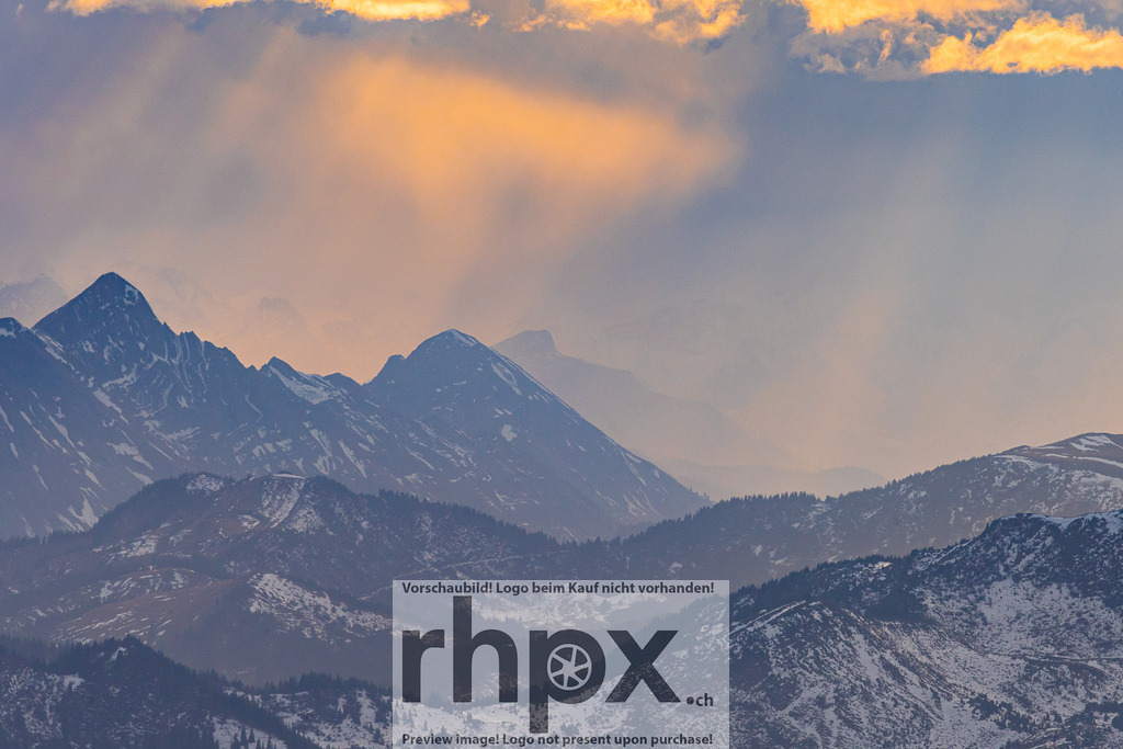 Goldene Bergsilhouetten | <p><strong>Licht. Tiefe. Geborgenheit.</strong></p>
<p>Sanfte Goldtöne umspielen die majestätischen Silhouetten der Bergketten und schaffen eine Atmosphäre voller Ruhe. Dieses Motiv fängt die schier endlose Weite der Alpen in einem flüchtigen, magischen Moment ein.</p>
<p>Wähle unter "Produktauswahl" dein Wunschformat: Vom klassischen Wandbild über Puzzle & Tassen bis zum digitalen Download (z.B. als Handy-Hintergrund).</p>
<br> - Realisiert mit Pictrs.com