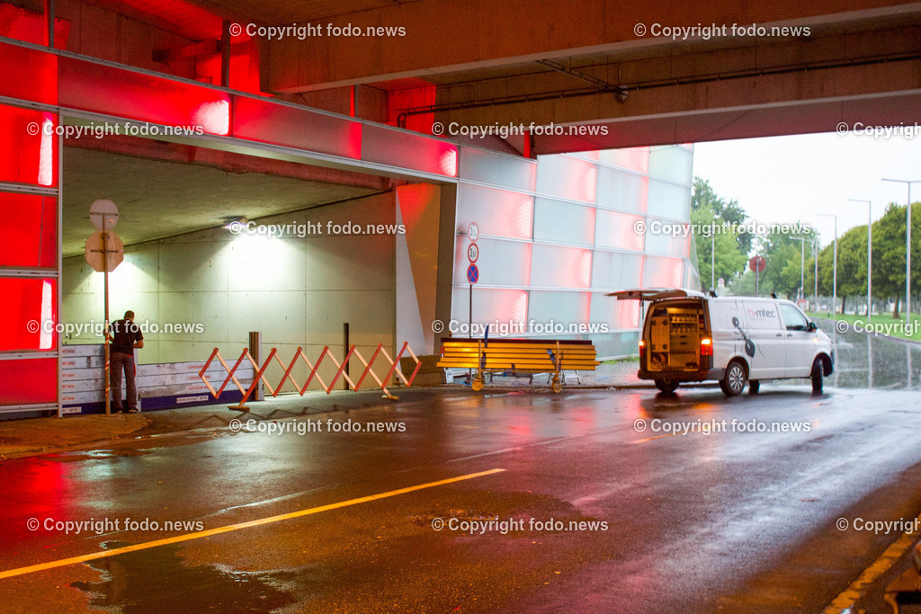 Linz_ Hochwasser_ 28.08.2023-5 | 28.8.2023, Linz, AUT, Urfahr, Hochwasser, im Bild Aufbau mobiler Hochwasserschutz Unterfuehrung Neues Rathaus Linz
