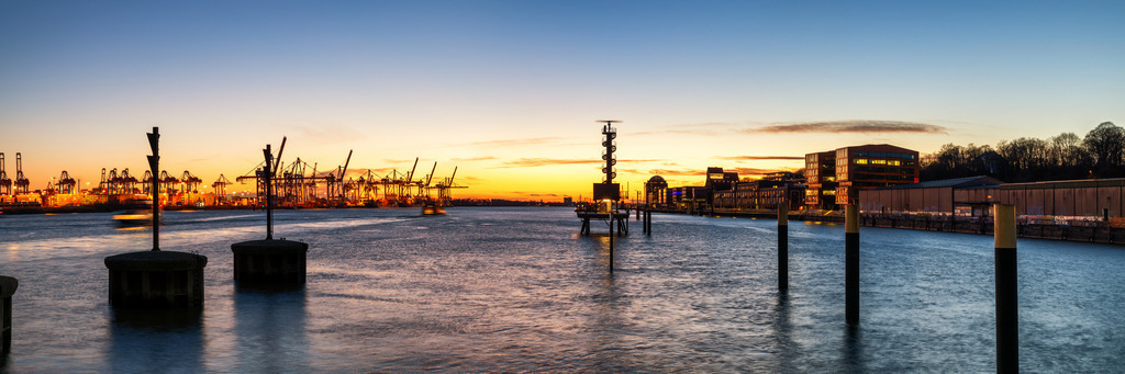 10240136 - Elbpanorama zur blauen Stunde | Panoramablick über die Elbe zur blauen Stunde, vom Terminal Burchardkait bis zum alten Kaispeicher.
