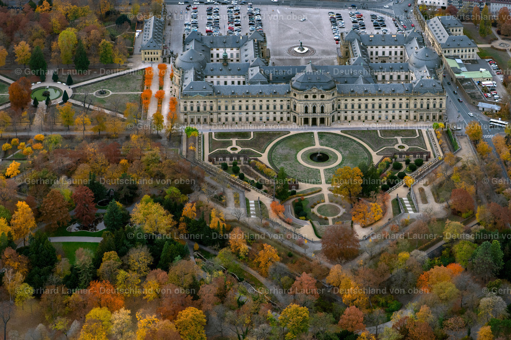 3808539 | Würzburger Residenz ist ein barocker Schlossbau am Rande der Innenstadt von Würzburg, der 1720 begonnen wurde und bis 1744 vollendet war.