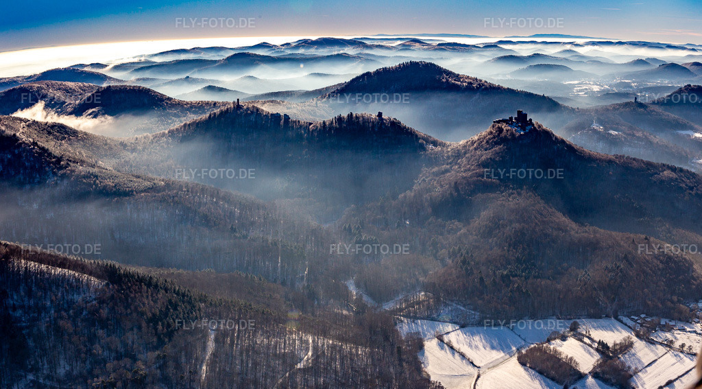 Luftbild: Burg Trifels, Burgruinen Anebos und Scharfenberg aus Nordosten im Winter bei Schnee in Annweiler am Trifels im Bundesland Rheinland-Pfalz in Deutschland. Foto: IMG_139842-Pano.jpg vom 20.01.2024 durch Werner Riehm/FLY-FOTO.deAuflösung des Originals: 5970 x 3308 px