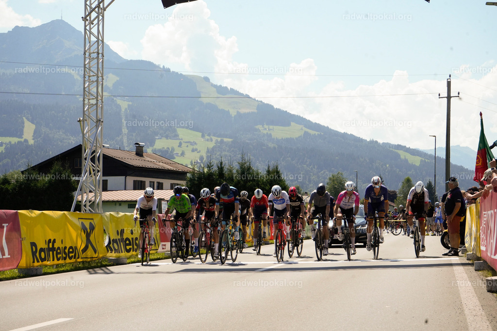 198_20230817_Bewerb_Maenner_Muehlanger | AUT - OESTERREICH, 2023-08-16: SPORT RENNRAD-FAHREN - 55. INTERNATIONALER RADWELTPOKAL IN ST. JOHANN IN TIROL  - Vintage-Radrennen mit WM-Bronze-Medaillen-Siegerin Christina Schweinberger, den Teilnehmer und Alexander Baumann (vom Orginastions-Team) - TAG 2 BEWERB MAENNER IN SECHS GRUPPEN  ; Foto: Roland Muehlanger