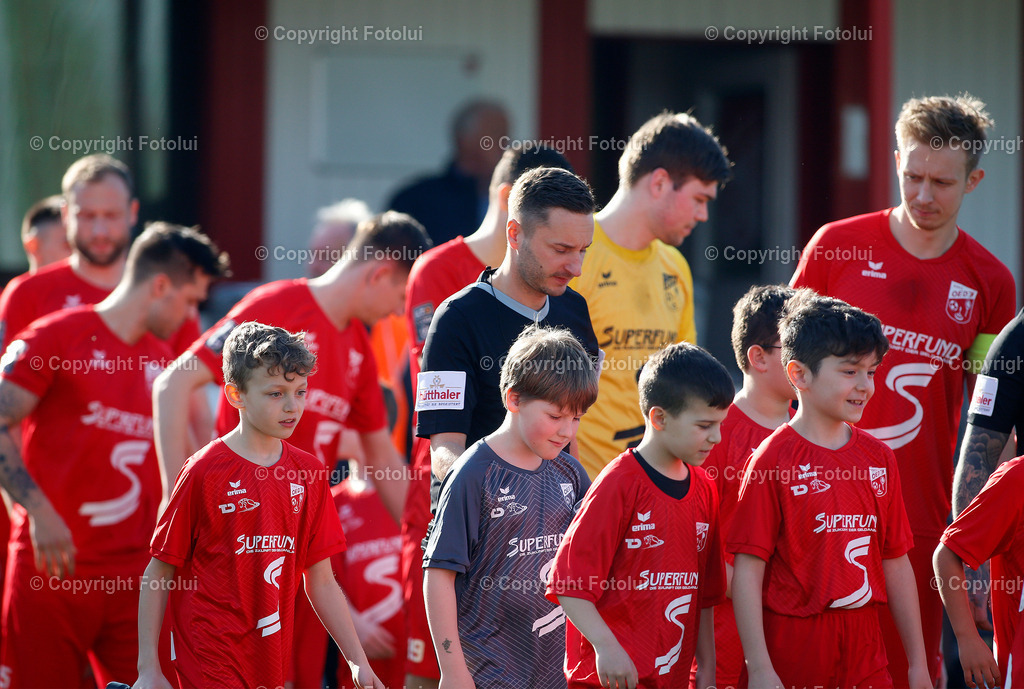 A_LUI_18032023_42 | SPORT,FUSSBALL,LT1 OOE LIGA ASKOE OEDT-SPG WALLERN/ST.MARIENKIRCHNEN 18.03.2023 IM BILD: SCHIEDSRICHTER ANDREAS FEICHTINGER UND DEN EINLAUFKINDER VON ASKOE OEDT  FOTO:FOTOLUI