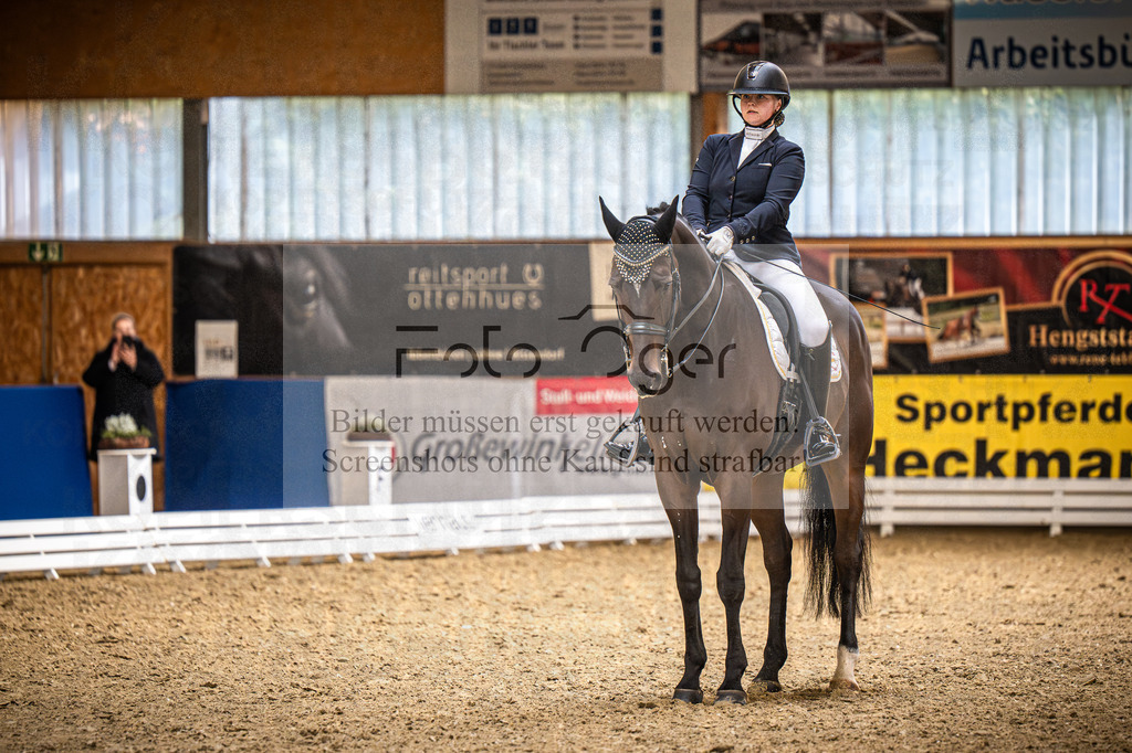 DOS_1322 | Entdecke hochwertige Reitturnierfotos von Foto Oger. Professionell, emotional und authentisch – jetzt Lieblingsmomente im Shop bestellen.Deutschlandweite Turnierfotografie. - Realisiert mit Pictrs.com