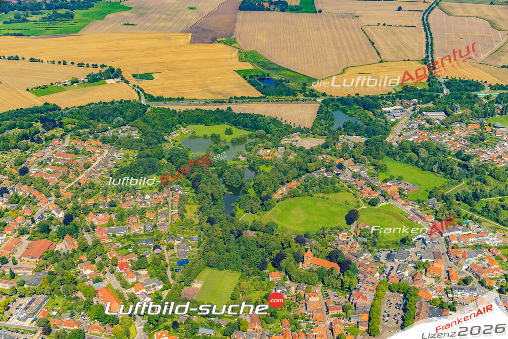 Luftaufnahme Priestersee Wallsee Oldenburg in Holstein - Die Luftaufnahme wurde 2025 vom UL-Flugzeug heraus erstellt ( ohne Drohne ) - Hochauflösende Luftaufnahme - für professionelle Ausdrucke geeignet. Die Geschenkidee !Mit Lizenz und Bildrechte bestellbar