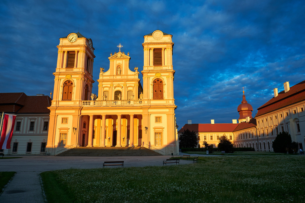 Benediktinerkloster Göttweig, Stiftskirche im Abendlicht | Furth , Austria - August 27, 2020: Benediktinerkloster Göttweig, Stiftskirche im Abendlicht - Realisiert mit Pictrs.com