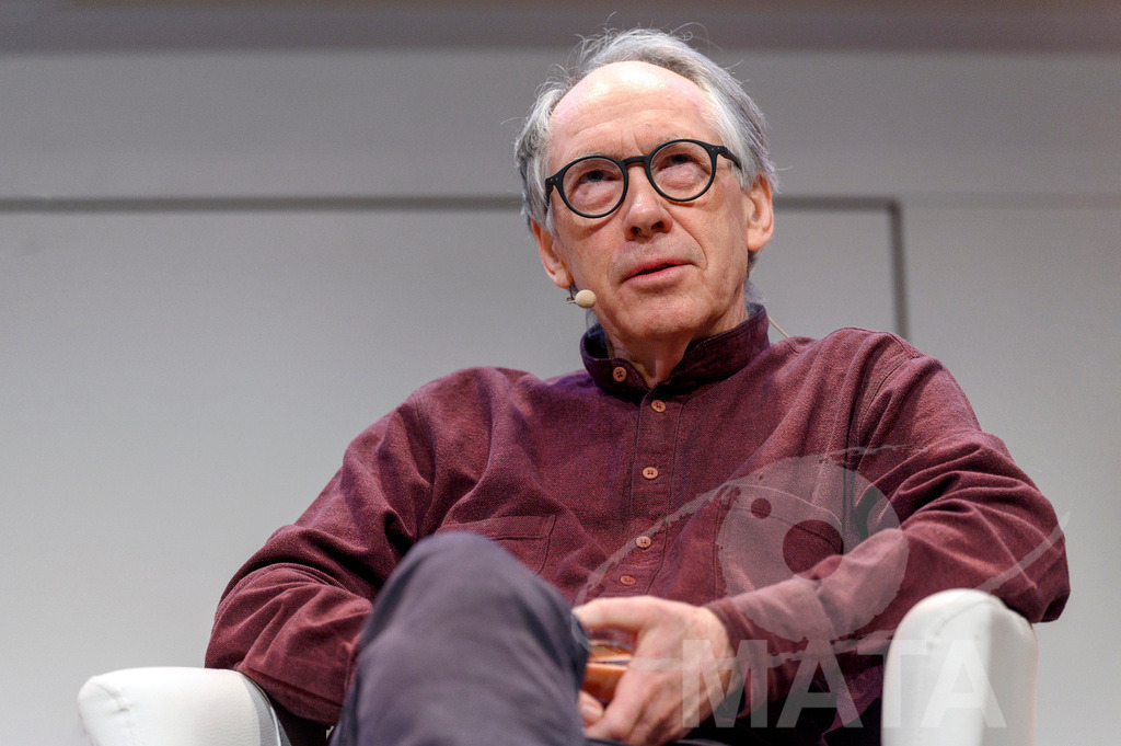 _DWA4841 | Ian McEwan bei der lit.Cologne 2023 Veranstaltung 'Ian McEwan. Ein Jahrhundertschriftsteller gibt Auskunft' in der Flora Köln.. Köln, 07.03.2023 - Realisiert mit Pictrs.com