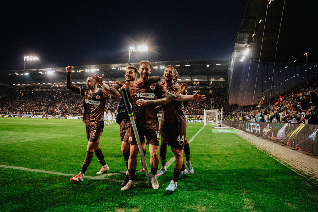 DSC03043 | Der offizielle Shop für FC St. Pauli Fotos. Wähle aus Spielszenen & Fanmomenten dein FCSP Wunschformat. Wir liefern Millerntor-Atmosphäre.