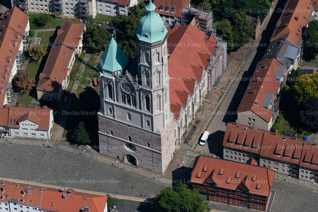 4035700 | BRAUNSCHWEIG 31.07.2020 Sanierungsarbeiten zur Modernisierung am Kirchengebäude " St. Andreaskirche " am Wollmart im Altstadt- Zentrum der Innenstadt in Braunschweig im Bundesland Niedersachsen, Deutschland. Weiterführende Informationen bei: Kirchengemeinde St. Andreas zu Braunschweig. // Renovation work on the church building in " St. Andreaskirche " Old Town- center of downtown in Brunswick in the state Lower Saxony, Germany. Further information at: Kirchengemeinde St. Andreas zu Braunschweig. Foto: Gerhard Launer