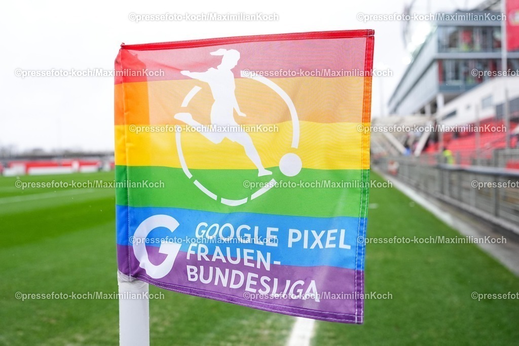 xYDRx22022601001 | 22.02.2026, xydrx, Frauen Fußball, 1.Fußball Bundesliga, Bayer 04 Leverkusen - TSG 1899 Hoffenheim, Saison 2025 2026, Ulrich-Haberland-Stadion: Eckfahne mit dem Logo der Google Pixel Frauen-Bundesliga   DFB regulations prohibit any use of photographs as image sequences and or quasi-video.Photo: xYannisxDreimannxPressefotoKochx
