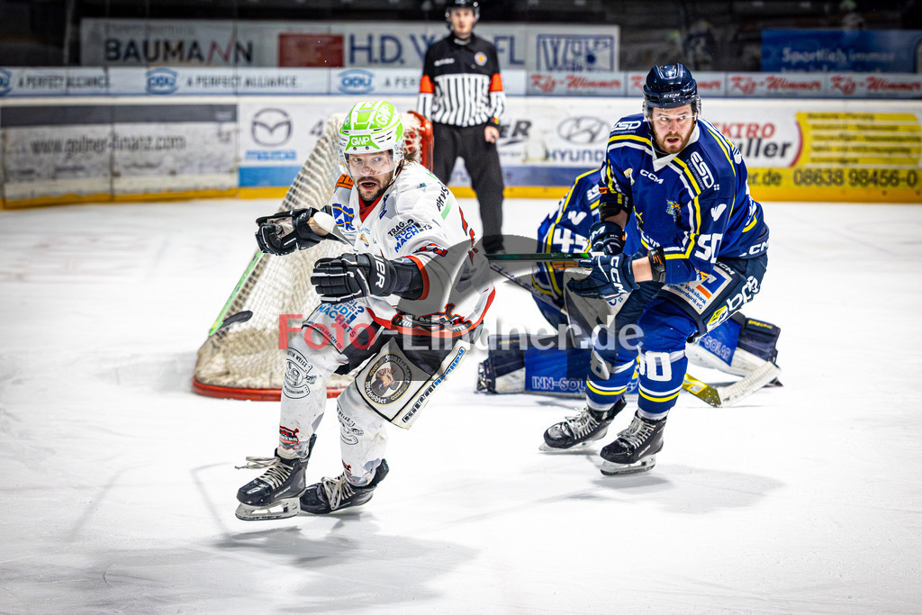 EHC Waldkraiburg LÖWEN gegen Peißenberg MINERS | Eishockey Bayernliga 2025/26 Pre-Playoff Spiel 3, EHC Waldkraiburg LÖWEN gegen Peißenberg MINERS, 20260203,Dejan VOGL (MINERS 23) in Aktion,2026-02-03 in Waldkraiburg (Raiffeisen Arena), Dejan VOGL (MINERS 23), Martin KOKES (EHC Waldkraiburg 50)Copyright: WolfgangxLindner www.foto-lindner.de