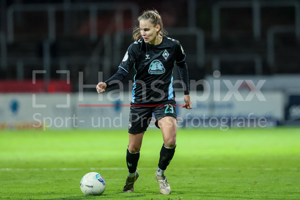 Fussball, DFB-Pokal Frauen, SC Fortuna Köln - SV Werder Bremen | v.li.: Hanna Nemeth (SV Werder Bremen, 23) am Ball, Freisteller, Einzelbild, Ganzkörper, Aktion, Action, Spielszene, DIE DFB-RICHTLINIEN UNTERSAGEN JEGLICHE NUTZUNG VON FOTOS ALS SEQUENZBILDER UND/ODER VIDEOÄHNLICHE FOTOSTRECKEN. DFB REGULATIONS PROHIBIT ANY USE OF PHOTOGRAPHS AS IMAGE SEQUENCES AND/OR QUASI-VIDEO.