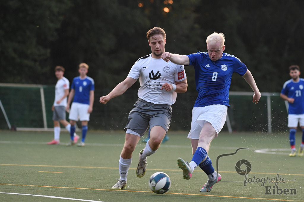 GVO Oldenburg 2-SV GOTANO | Herren Kreisliga; GVO Oldenburg 2 (weiß)-SV GOTANO (blau) am 15.08.2025 in Oldenburg (Sportanlage GVO); Photo: Philip Eiben 2025 - Realisiert mit Pictrs.com