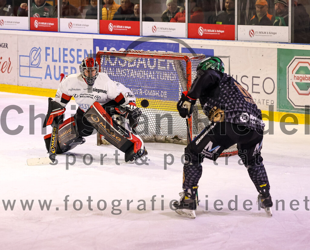 2024-03-08_119_TSV_Erding_gegen_EHC_Koenigsbrunn | Erding, Deutschland, 08.03.2024:
Eishockey, Bayernliga Playoffs 2023 / 2024, 1. Spieltag, TSV Erding gegen EHC Königsbrunn, Endergebnis: 3:0

Torwart Stefan Vajs (EHC Königsbrunn, #32), Daniel Krzizok (Erding Gladiators, #18)

Foto: Christian Riedel / fotografie-riedel.net