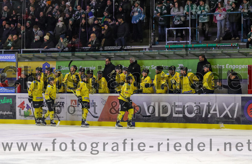 2025-12-28_062_TSV_Erding_gegen_onesto_Tigers_Bayreuth | Erding, Deutschland, 28.12.2025:Eishockey, Oberliga Süd 2025 / 2026, 31. Spieltag, TSV Erding gegen onesto Tigers Bayreuth, Endergebnis: 6:5 n.V.Kyle Bollers (onesto Tigers Bayreuth, #88), Sam Verelst (onesto Tigers Bayreuth, #36)Foto: Christian Riedel / fotografie-riedel.net