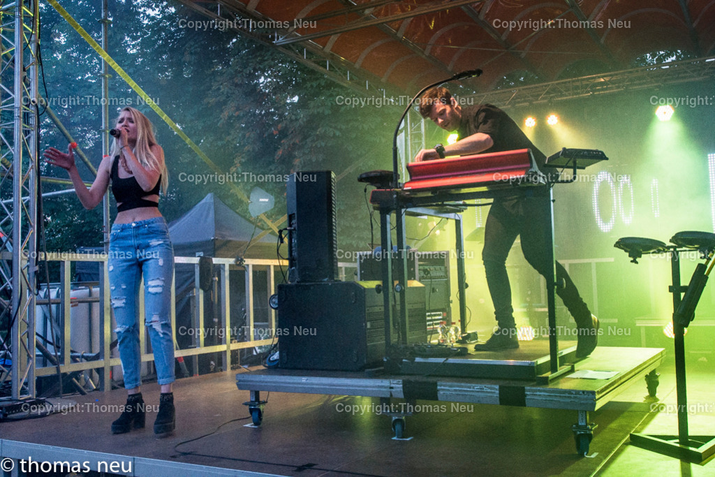 Glasperlenspiel-29 | Musikfestival Vogel der Nacht im Stadtpark Bensheim, Auftritt Glasperlenspiel mit Sängerin Carolin Niemczyk und dem Sänger und Keyboarder Daniel Grunenberg.