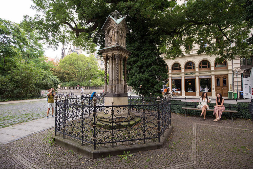Foto: Leipzig - Altes Bach-Denkmal | Das Team hinter BILDLEXIKON LEIPZIG bündelt historische wie aktuelle Informationen über die Stadt Leipzig in Text und Bild auf einer Plattform und stellt diese der interessierten Öffentlichkeit zur Verfügung.