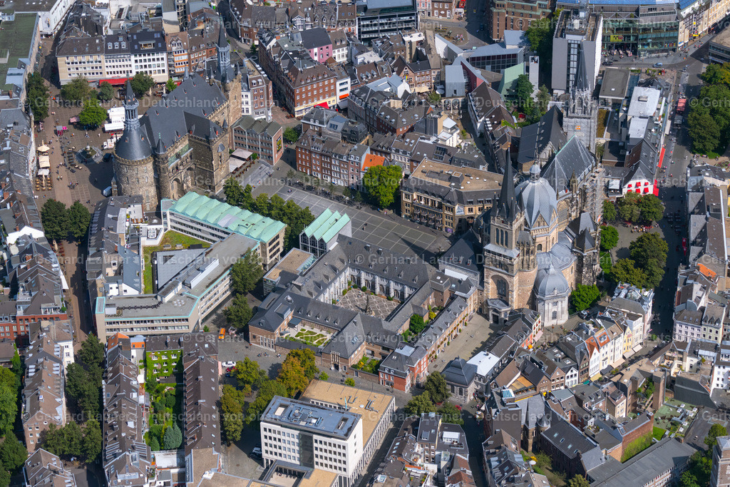 4049089 | Rathaus und  Aachener Dom, auch Hoher Dom zu Aachen, Aachener Münster oder Aachener Marienkirche, ist die Bischofskirche des Bistums Aachen und das bedeutendste Wahrzeichen der Stadt Aachen