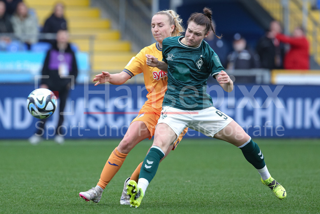 Fussball, Google Pixel Frauen-Bundesliga, TSG 1899 Hoffenheim - SV Werder Bremen | v.li.: Vanessa Diehm (TSG 1899 Hoffenheim, 32) und Sophie Weidauer (SV Werder Bremen, 9) im Zweikampf, Duell, Dynamik, Aktion, Action, Spielszene, DIE DFB-RICHTLINIEN UNTERSAGEN JEGLICHE NUTZUNG VON FOTOS ALS SEQUENZBILDER UND/ODER VIDEOÄHNLICHE FOTOSTRECKEN. DFB REGULATIONS PROHIBIT ANY USE OF PHOTOGRAPHS AS IMAGE SEQUENCES AND/OR QUASI-VIDEO.
