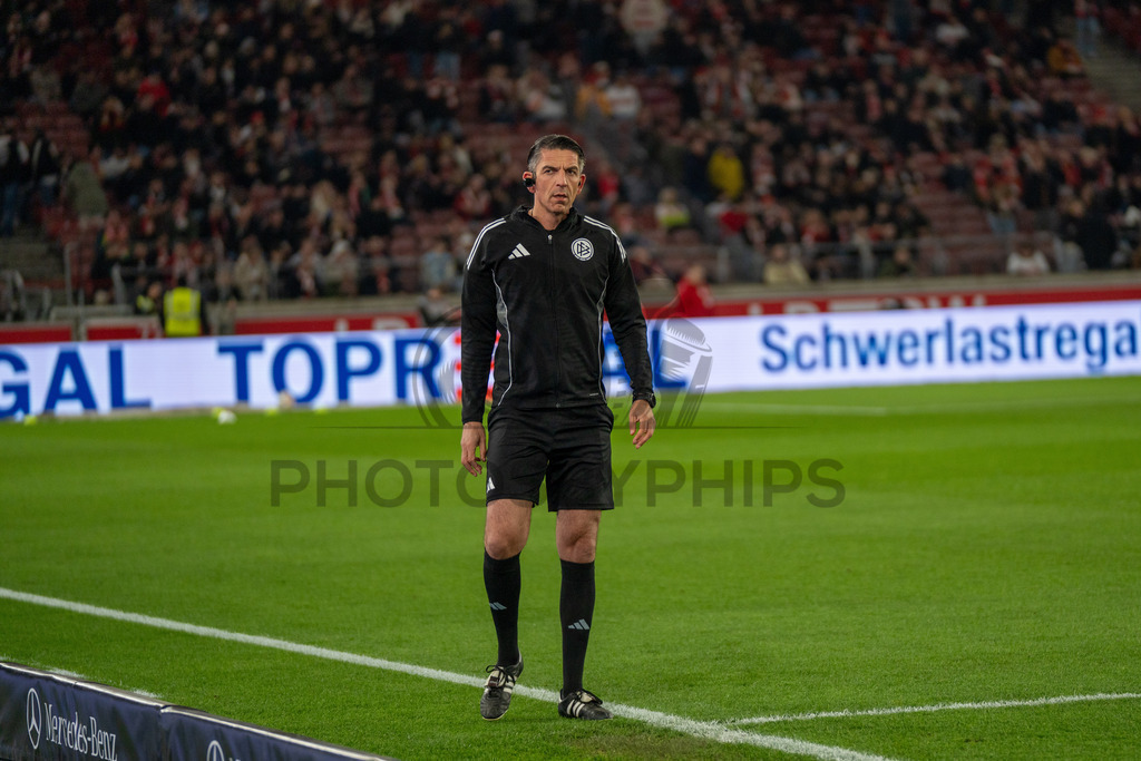 VfB Stuttgart vs. RB Leipzig, Fussball, 1. Bundesliga, 26. Spieltag, 15.03.2026 | Schiedsrichter Deniz Aytekin waermt sich auf,VfB Stuttgart vs. RB Leipzig, Fussball, 1. Bundesliga, 26. Spieltag, 15.03.2026Foto: photosbyphips/Philip Ziegler