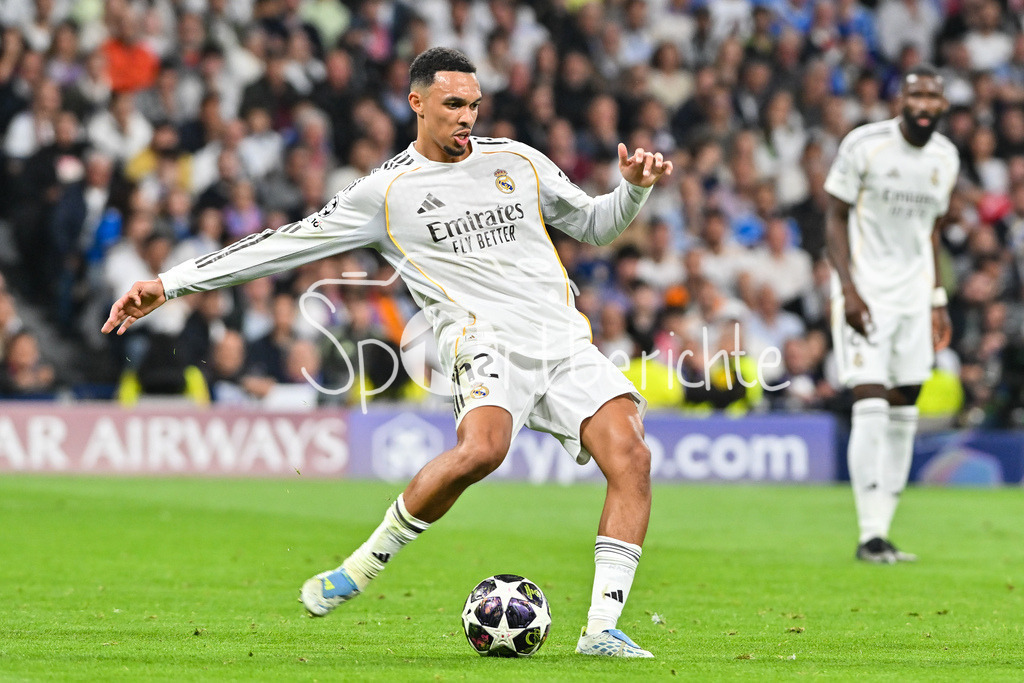Real Madrid - FC Bayern München | MADRID, SPAIN - 07. APRIL: with Ball Trent ALEXANDER-ARNOLD (Real Madrid 12) during the UEFA Champions League match between Real Madrid vs. FC Bayern Munich on Quarterfinal first leg at Estadio Santiago Bernabeu